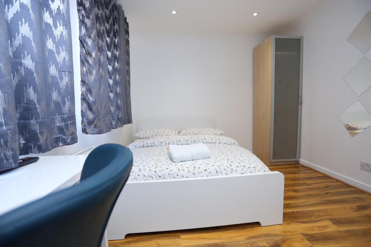 Fabulous Room With En-Suite Bathroom And Shared Kitchen Thamesmead  ภายนอก รูปภาพ